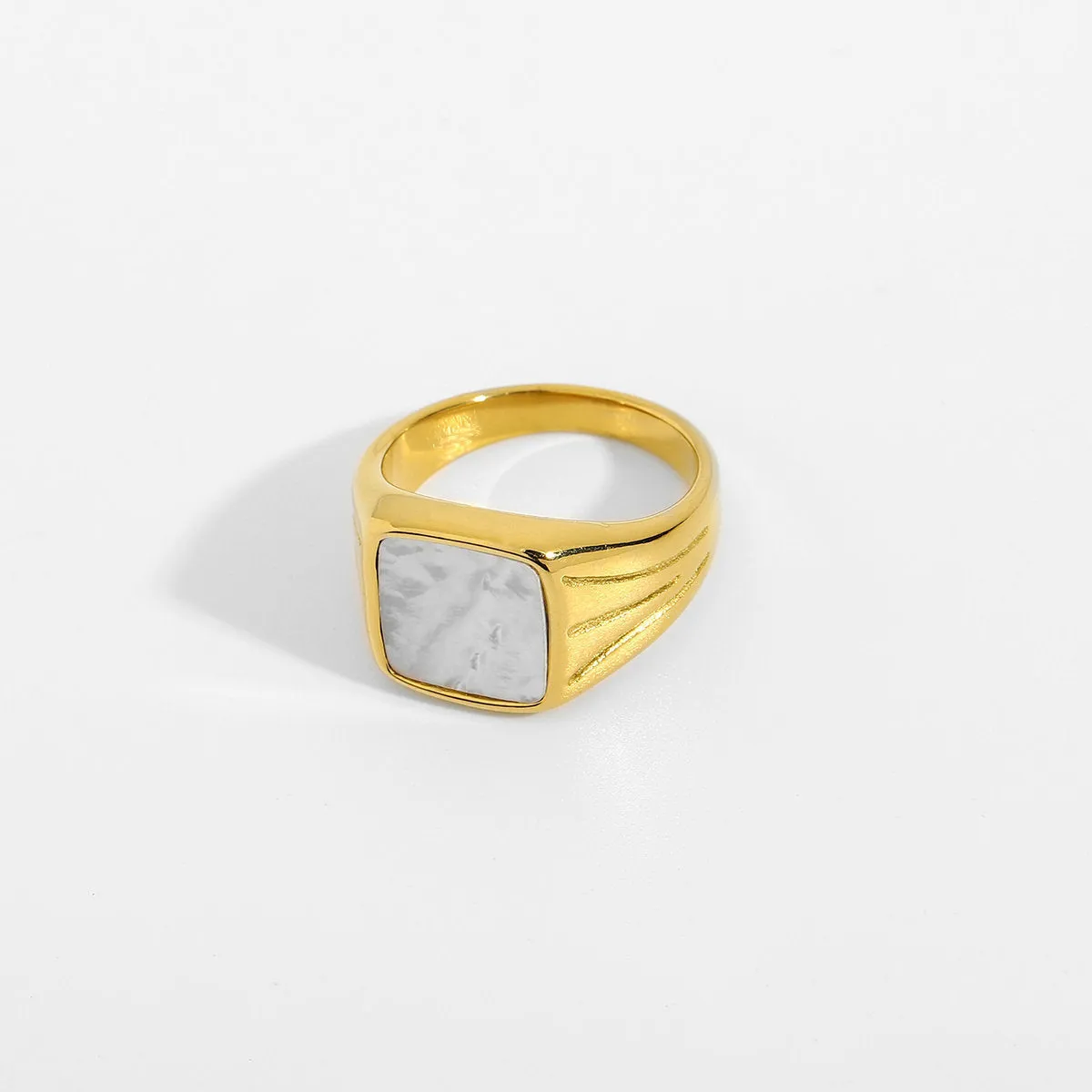 18K Gold Exquisite Atmospheric Inlaid Zircon Design Ring