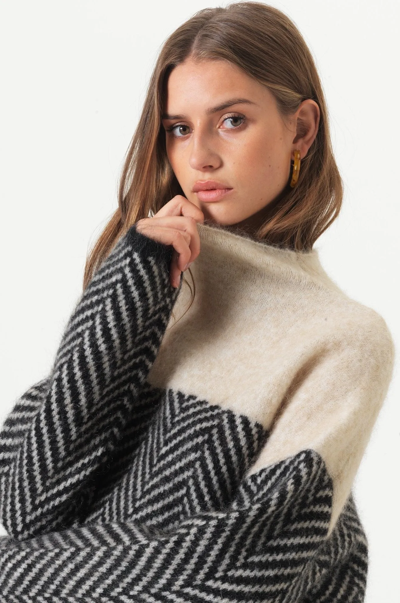 ALICE™ | Cozy Contrast Turtleneck Sweater